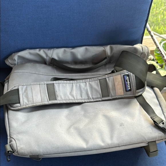 Patagonia Gray Messenger Bag with Sleek Design - Picture 6 of 6